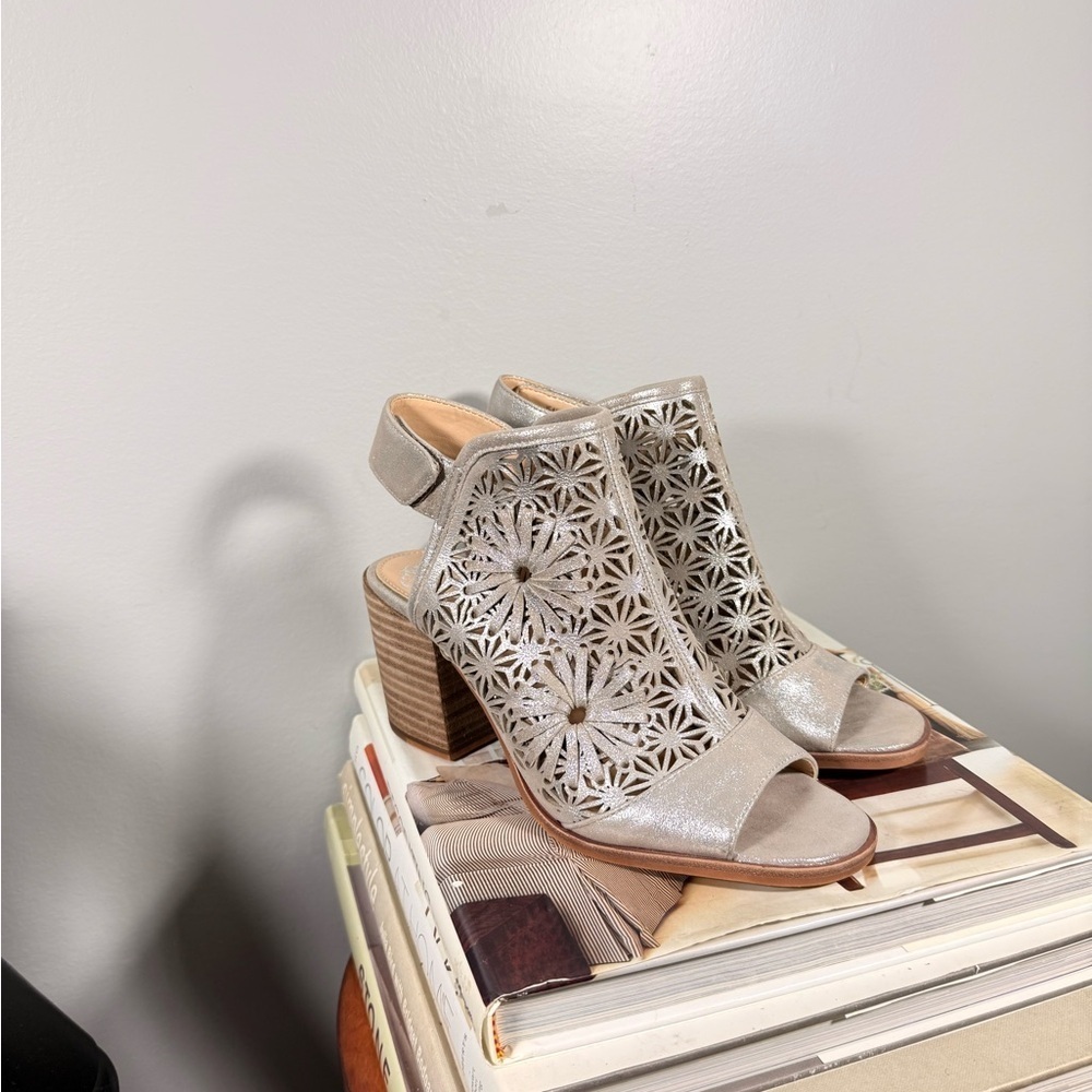 Vince Camuto Size 5.5 Sandy Silver Cutout Block Heel Sandals